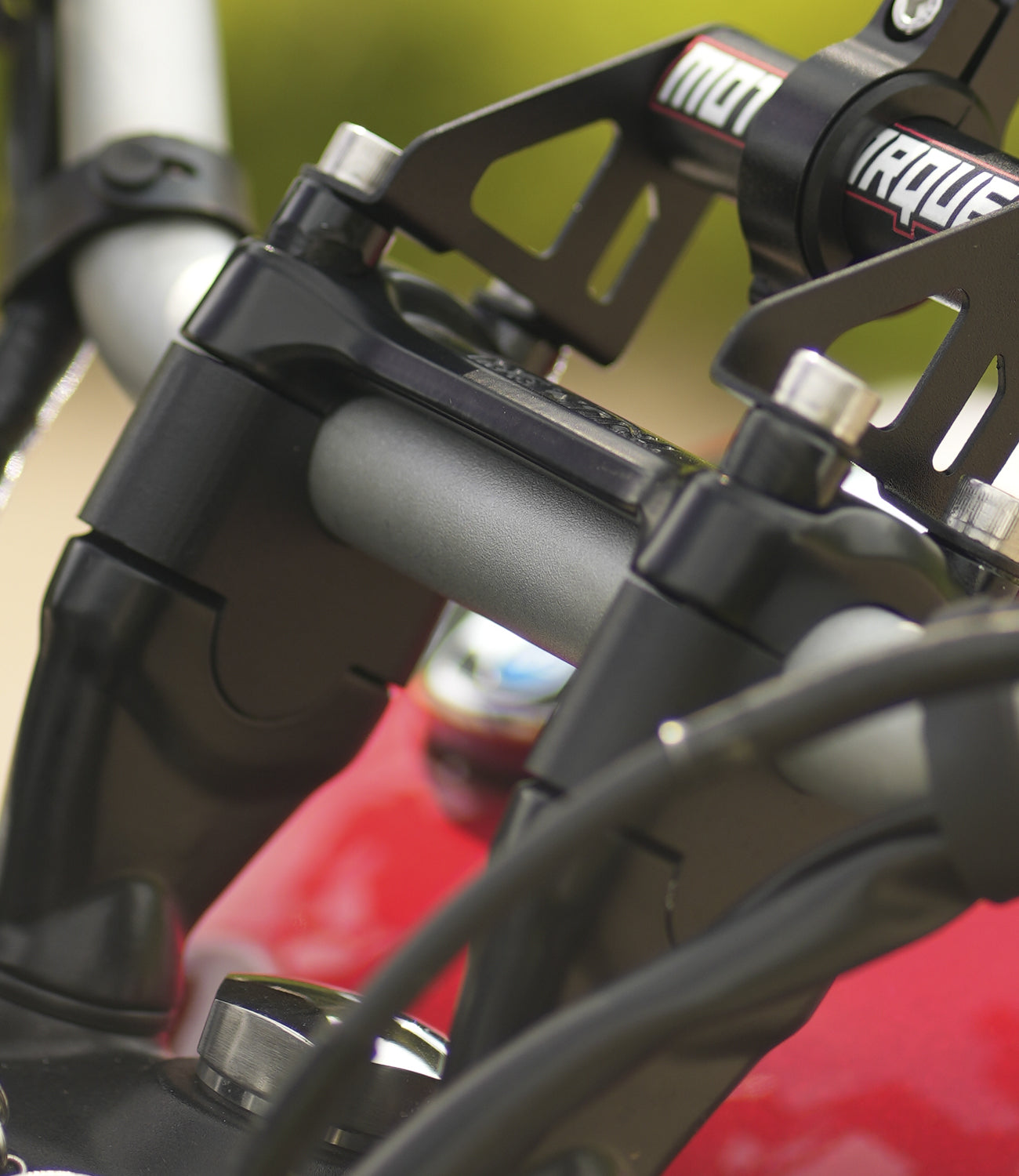 Mountain bike handlebar outlet riser